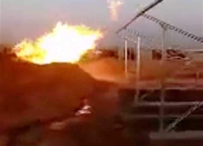 على مدار يوميين متتاليين ألسنة النيران تتصاعد من داخل احدى الابار الإرتوازية بالمنطقة الجبلية غرب بسوهاج.صور