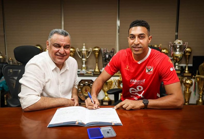 خالد عادل يوقع للأهلي