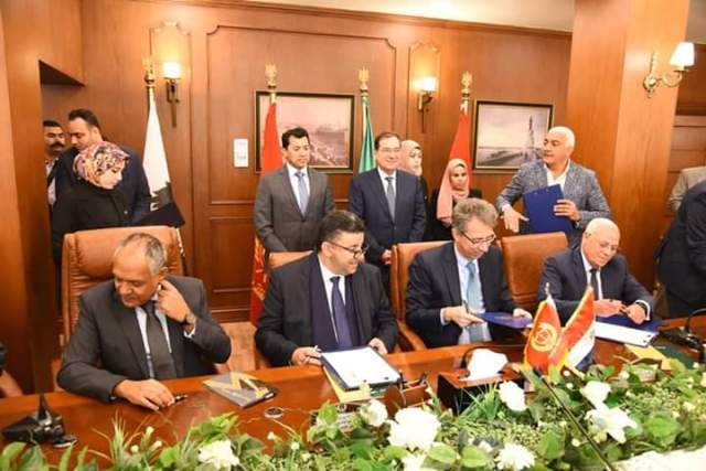  وزيرا البترول والشباب والرياضة يوقعان بروتوكول تسليم الوحدة الصحية ومركز شباب الشيخ زايد 