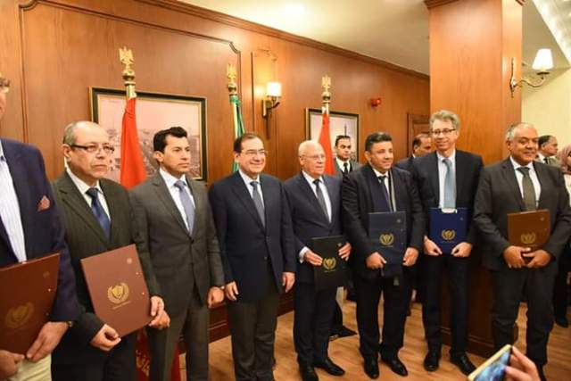  وزيرا البترول والشباب والرياضة يوقعان بروتوكول تسليم الوحدة الصحية ومركز شباب الشيخ زايد 