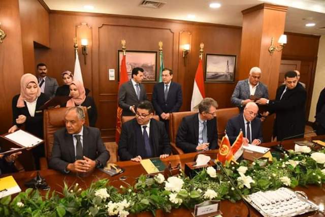  وزيرا البترول والشباب والرياضة يوقعان بروتوكول تسليم الوحدة الصحية ومركز شباب الشيخ زايد 