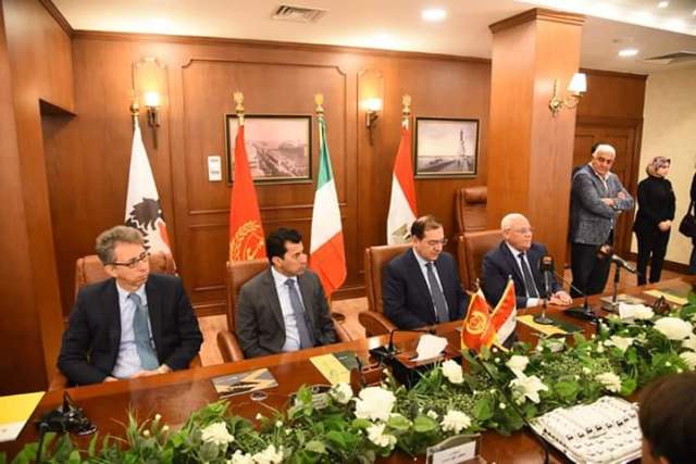  وزيرا البترول والشباب والرياضة يوقعان بروتوكول تسليم الوحدة الصحية ومركز شباب الشيخ زايد 