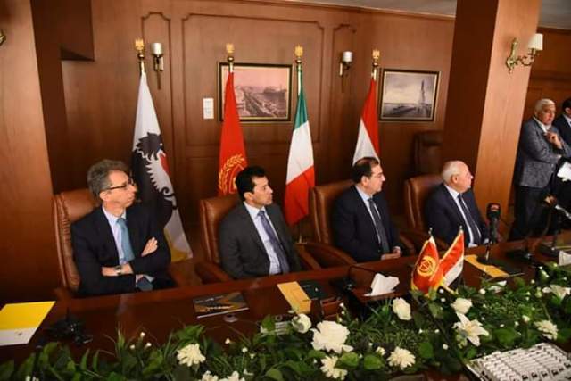  وزيرا البترول والشباب والرياضة يوقعان بروتوكول تسليم الوحدة الصحية ومركز شباب الشيخ زايد 