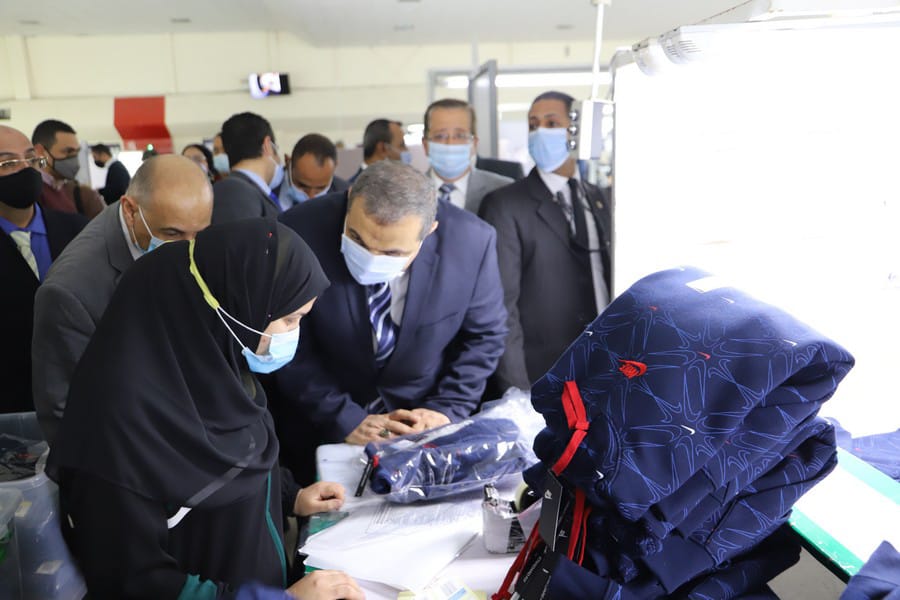 سعفان يتفقد إحدى شركات الملابس الجاهزة بالعاشر من رمضان للتأكد من تطبيق الإجراءات الاحترازية