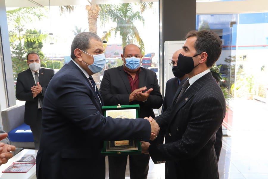 سعفان يتفقد إحدى شركات الملابس الجاهزة بالعاشر من رمضان للتأكد من تطبيق الإجراءات الاحترازية