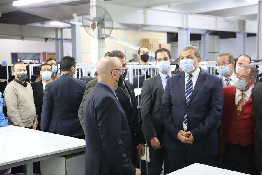 سعفان يتفقد إحدى شركات الملابس الجاهزة بالعاشر من رمضان للتأكد من تطبيق الإجراءات الاحترازية