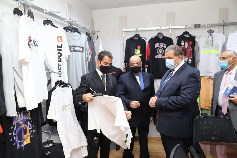 سعفان يتفقد إحدى شركات الملابس الجاهزة بالعاشر من رمضان للتأكد من تطبيق الإجراءات الاحترازية