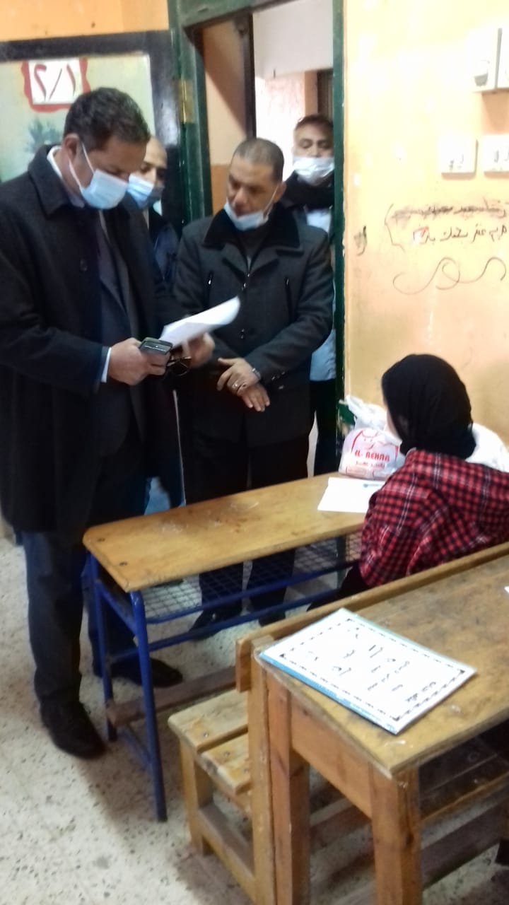 مُدير تعليم الجيزة يُتابِعُ الامتحانات في مُنشأة القناطر 