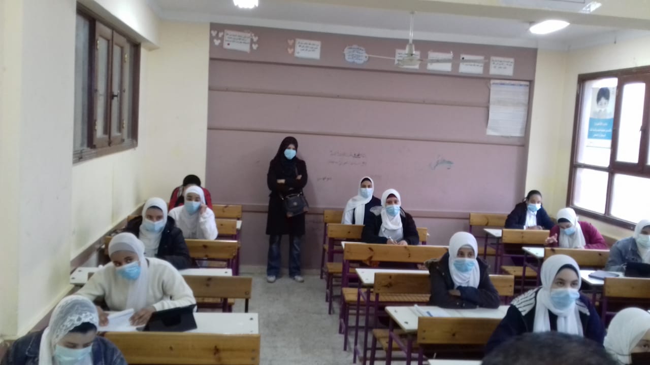 مُدير تعليم الجيزة يُتابِعُ الامتحانات في مُنشأة القناطر 