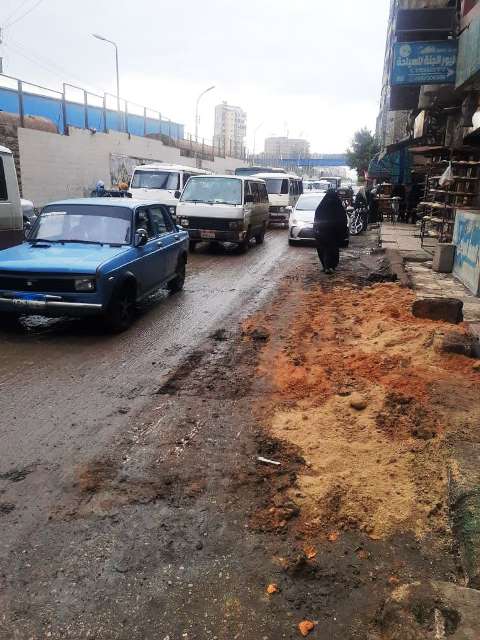 غراب يطمئن على إنتهاء أعمال إصلاح إنفجار ماسورة مياه الشرب بشارع عبد السلام بمدينة الزقازيق  