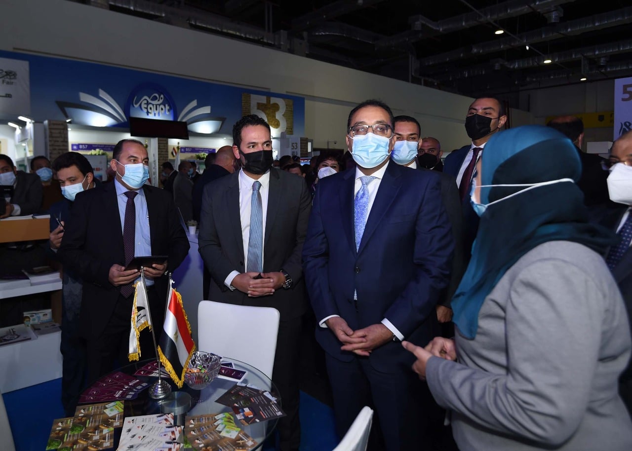 رئيس الوزراء يتفقد جناح مركز المعلومات ودعم اتخاذ القرار في معرض الكتاب