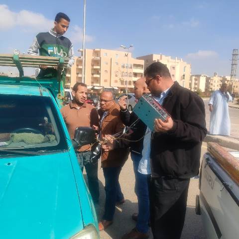 جهاز مدينة الشروق يضبط 3 سيارات و4 تروسيكلات للنباشين.. بالصور