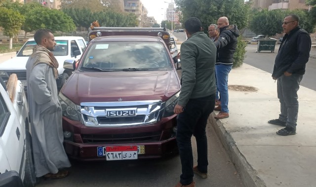 جهاز مدينة الشروق يضبط 3 سيارات و4 تروسيكلات للنباشين.. بالصور