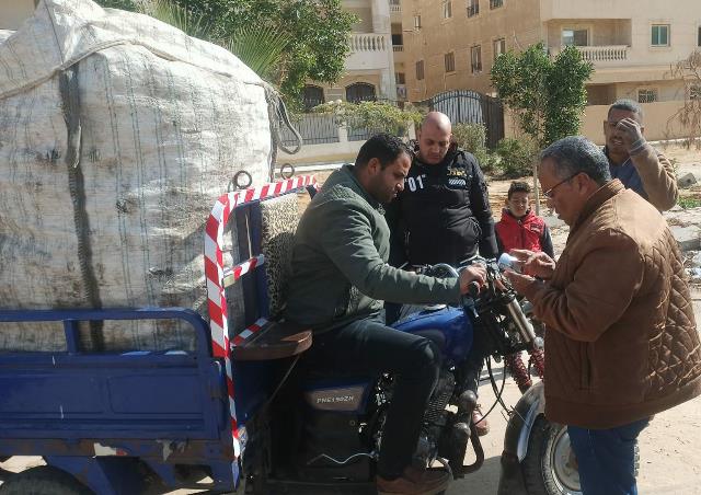 جهاز مدينة الشروق يضبط 3 سيارات و4 تروسيكلات للنباشين.. بالصور