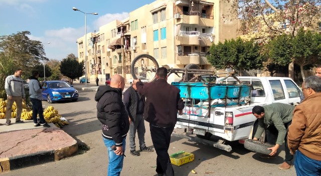 جهاز مدينة الشروق يضبط 3 سيارات و4 تروسيكلات للنباشين.. بالصور