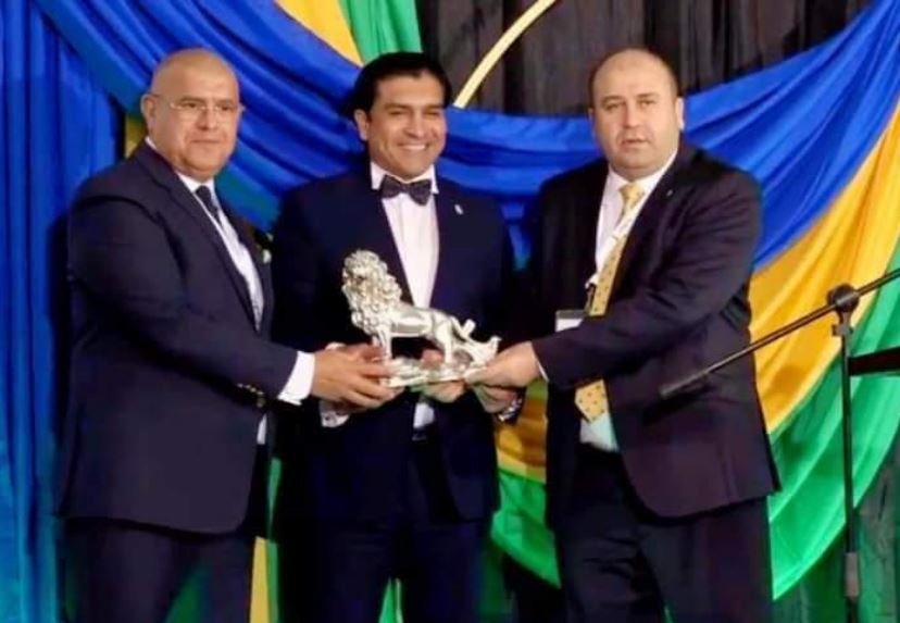 أحمد سمير بفوز بجائزة أفضل رئيس إتحاد في أفريقيا للمينى فوتبول 