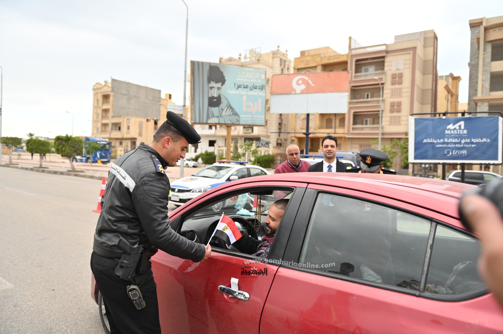 رجال الشرطة يشاركون المواطنين الإحتفال بالذكرى الـ72 لعيد الشرطة 