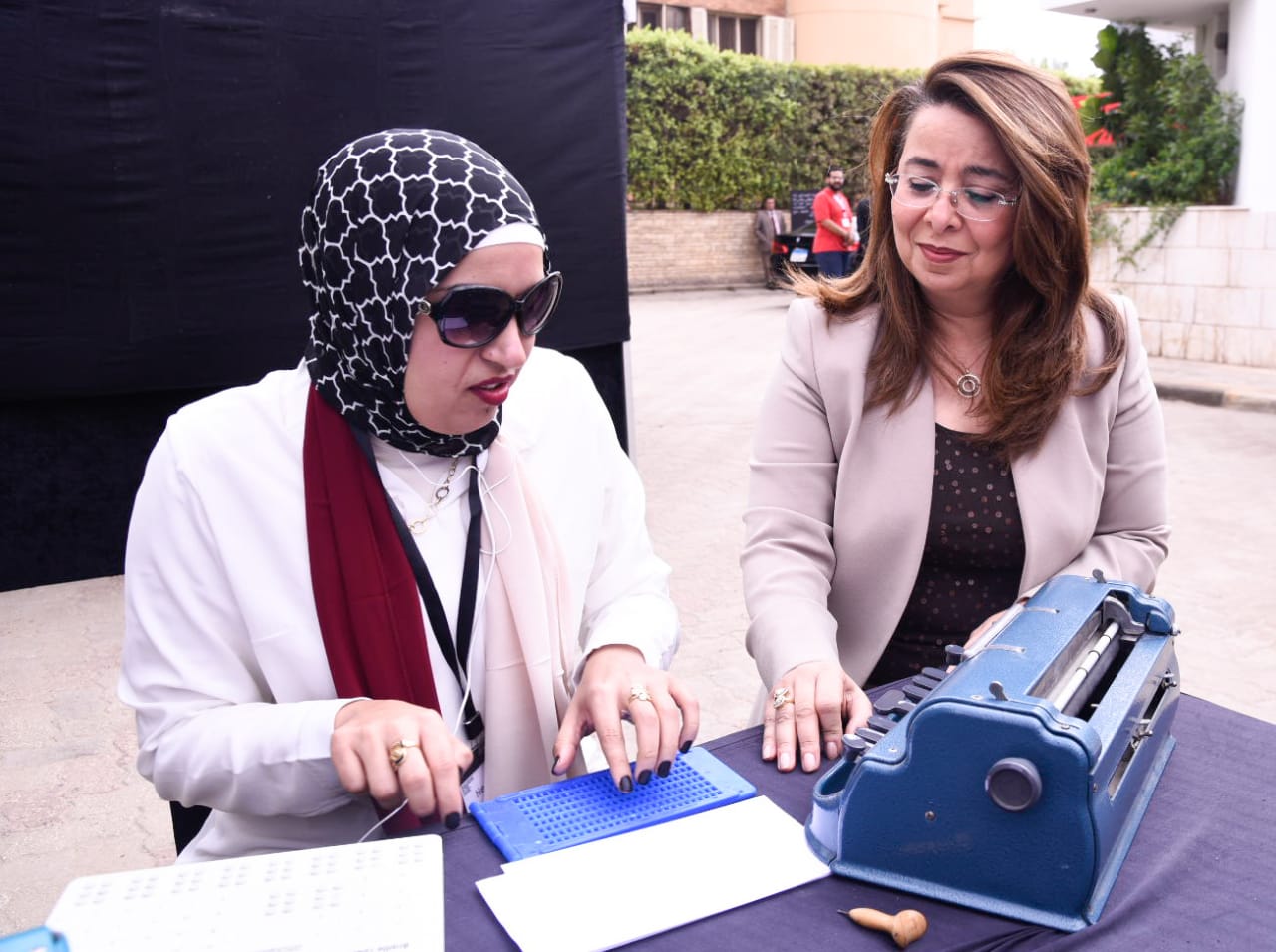   وزيرة التضامن تخوض تجربة حوار في الظلام لجمعية النور والأمل