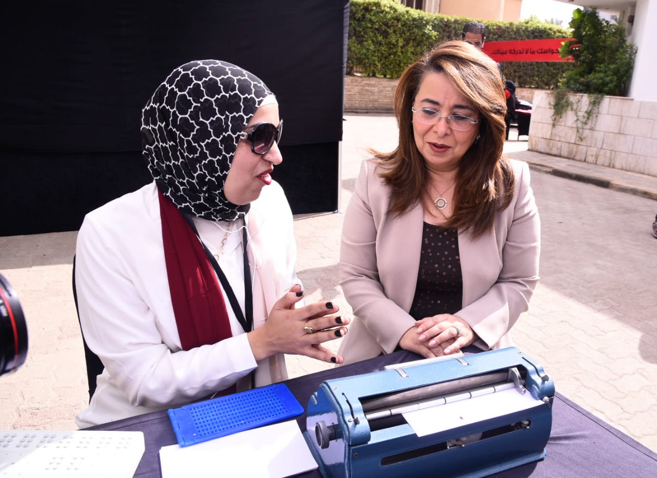   وزيرة التضامن تخوض تجربة حوار في الظلام لجمعية النور والأمل