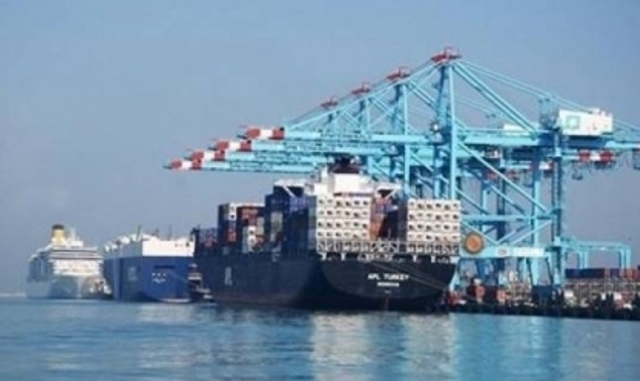 نشاط فى حركة تداول البضائع والحاويات بميناء الاسكندرية