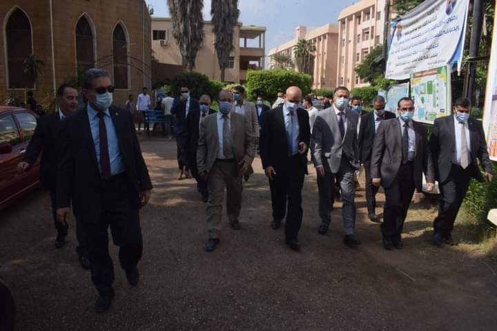  رئيس جامعة بنها يتفقد الدراسة بكلية الطب البيطري والزراعة بمشتهر