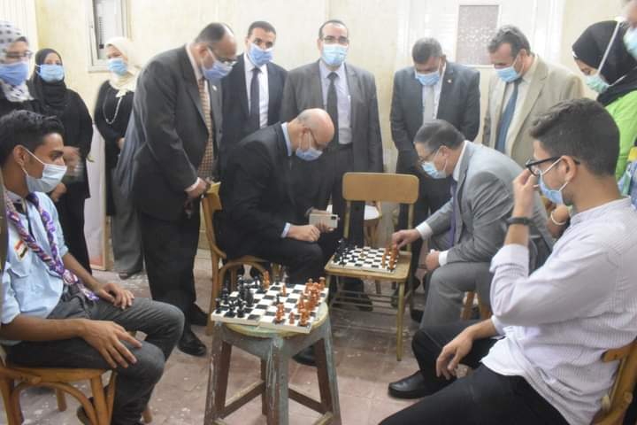  رئيس جامعة بنها يتفقد الدراسة بكلية الطب البيطري والزراعة بمشتهر