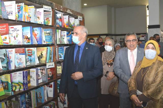 رئيس جامعة الفيوم يفتتح المعرض الدولي الخامس للكتاب