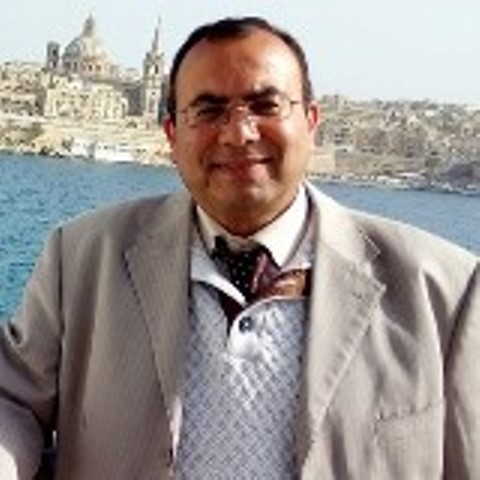 رئيس جامعة أسيوط يهنئ أستاذين بكليتي الطب والصيدلة لاختيارهما لعضوية مجلس بحوث الدواء.. بالصور