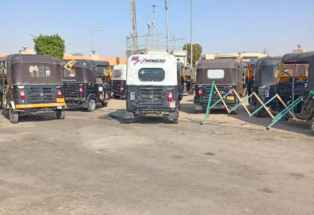 جهاز بدر يضبط 20 توكتوك ويغرم أصحابهم 10ألآف جنيه بالتعاون مع قسم الشرطة.. بالصور