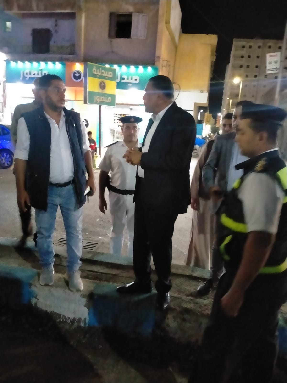 شعيب يشدد على منع اى إشغالات للباعة الجائلين بشوارع مطروح