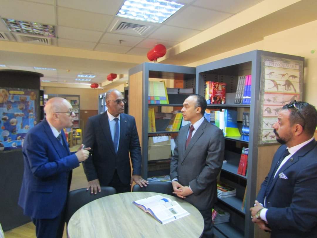 نائب المحافظ ومدير التعليم بالمنيا يتفقدان اليوم الدراسي بالمدارس