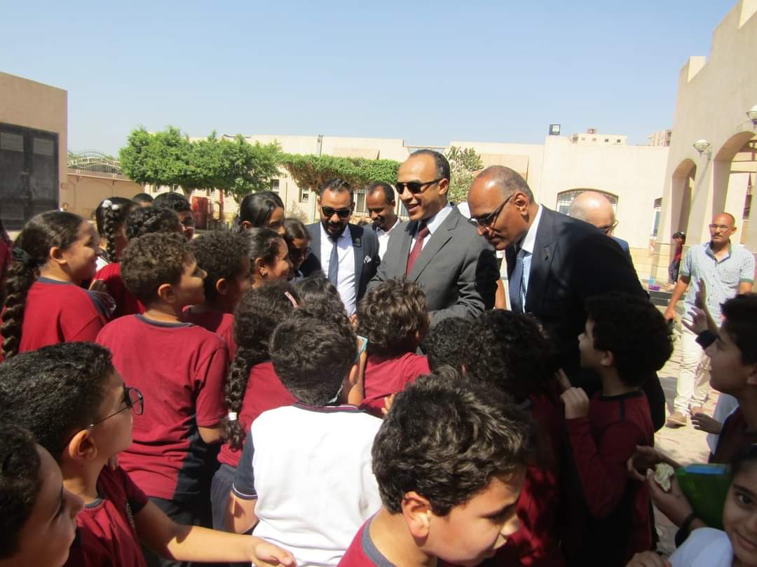 نائب المحافظ ومدير التعليم بالمنيا يتفقدان اليوم الدراسي بالمدارس
