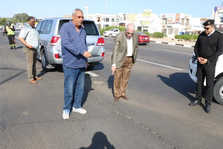 فودة يتايع علاج شروخ الاسفلت بإستخدام احدث الطرق التقنية الحديثة بشوارع شرم الشيخ