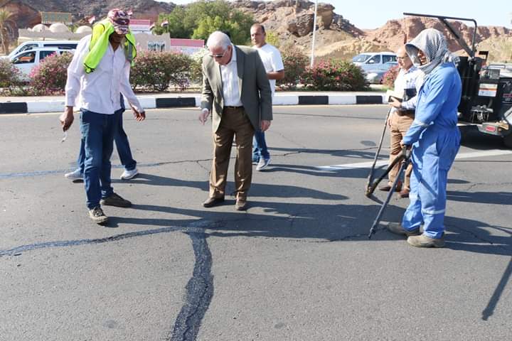فودة يتايع علاج شروخ الاسفلت بإستخدام احدث الطرق التقنية الحديثة بشوارع شرم الشيخ