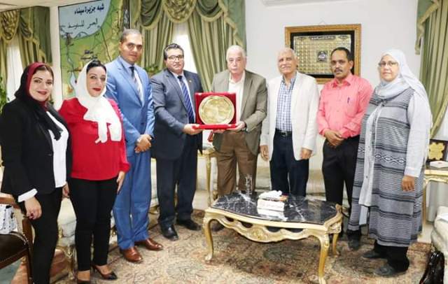 مجلس امناء ادارة شرم الشيخ التعليمية يكرم محافظ جنوب سيناء لجهودة فى النهوض بالعملية التعليمية بالمحافظة