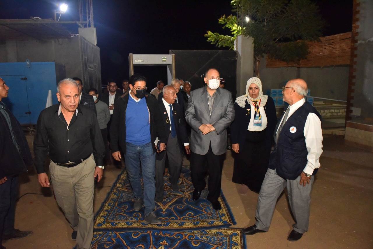 محافظ أسيوط يقدم العزاء في متوفيان من رواد الكشافة ضحايا حادث سير ويزور المصابين .صور