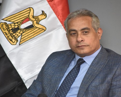 وزير العمل  حسن شحاتة