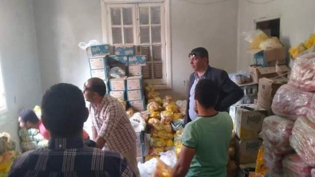 رئيس مدينة سمالوط يتابع تجهيز 7500 كرتونة غذائية لطرحها بالقرى