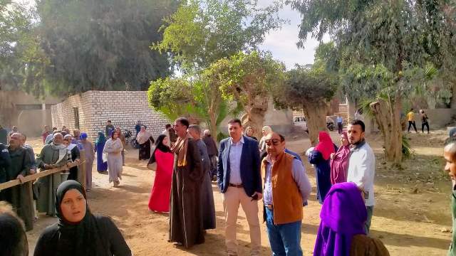 رئيس مدينة سمالوط يتابع تجهيز 7500 كرتونة غذائية لطرحها بالقرى