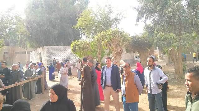 رئيس مدينة سمالوط يتابع تجهيز 7500 كرتونة غذائية لطرحها بالقرى