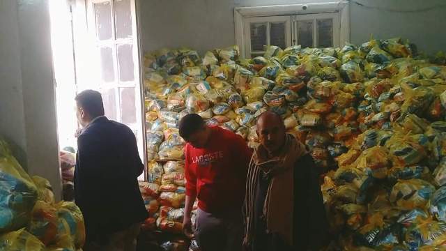 رئيس مدينة سمالوط يتابع تجهيز 7500 كرتونة غذائية لطرحها بالقرى