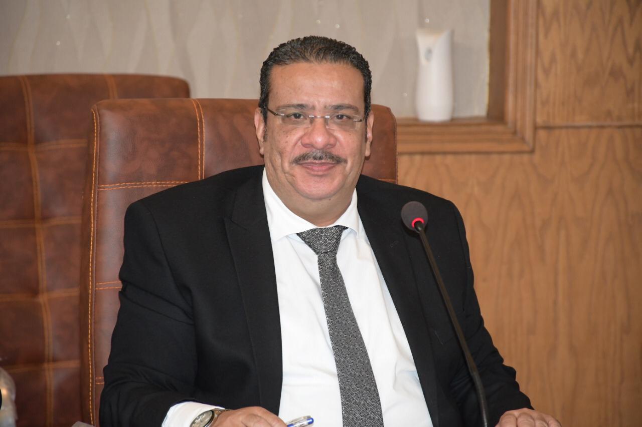 الدكتور أحمد زكى- رئيس جامعة قناة السويس 