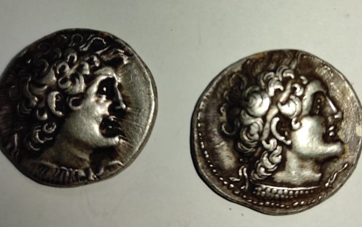 الوحدة الأثرية بقرية البضائع تضبط 85 عملة أثرية قبل تهريبها إلى أمريكا 