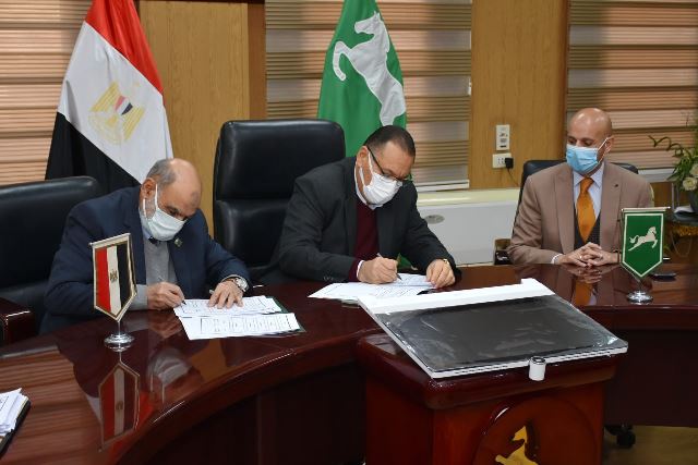 محافظ الشرقية يوقع بروتوكول مع الأورمان لتطوير قسمى الكلى والحضانات.. بالصور