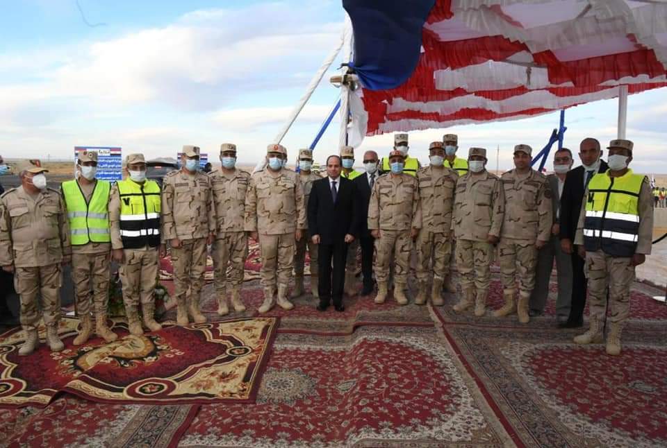 الرئيس السيسي يلتقط الصور التذكارية مع شباب العاملين بتوشكى ... صور