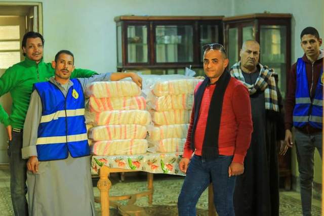 حماة الوطن بديرمواس يوزعون مواد غذائية بسعر المصنع