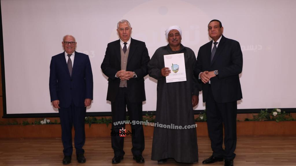 وزير التنمية المحلية يشهد تسليم 127 عقداً للمزارعين ببورسعيد