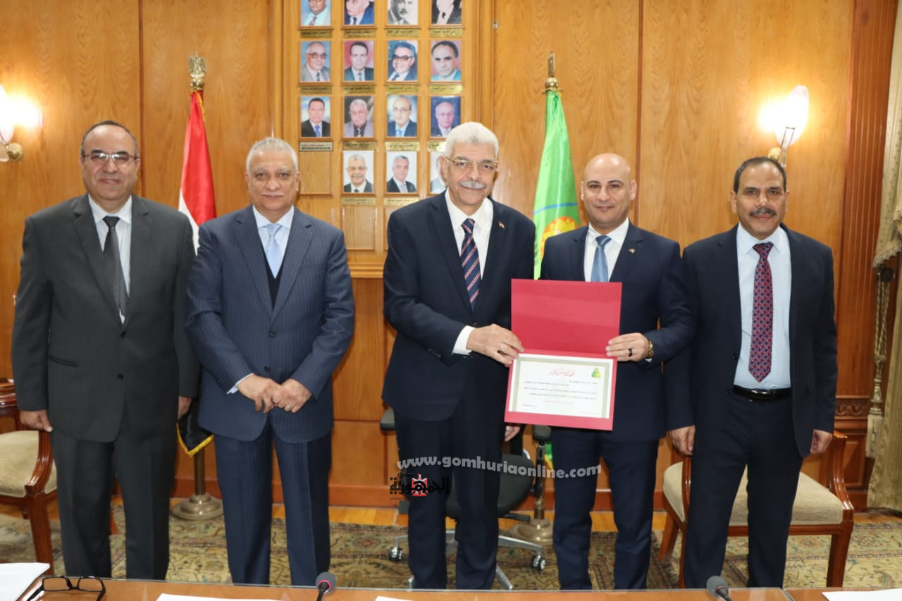 ماهر مرقص يتسلم شهادة التكريم من الدكتور أحمد القاصد رئيس جامعة المنوفية
