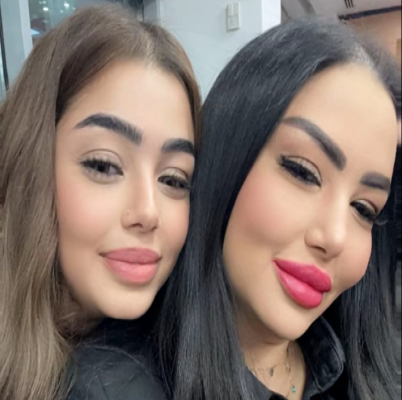 إيمان أيوب برفقة ابنتها عائشة 