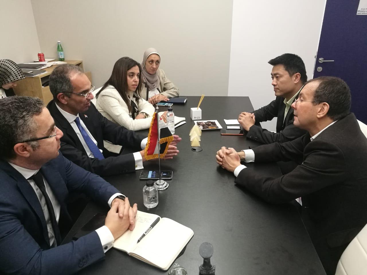 طلعت يبحث مع مسئولي ال جي العالمية تصنيع الحاسبات اللوحية